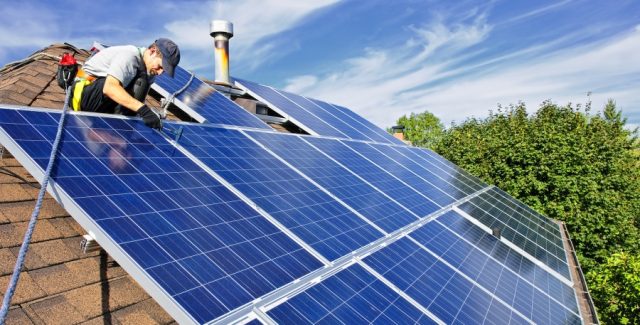 پنل خورشیدی چیست و چگونه کار میکند؟