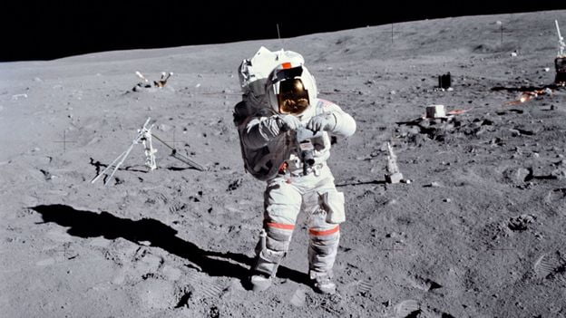 فضانورد جان دبلیو یانگ هنگام مأموریت آپولو 16 در یک ماه پیمایش