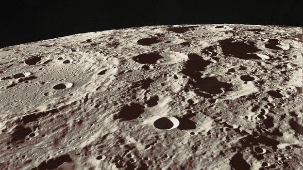 سطح ماه با کوه ها ، دشت ها و دهانه ها پوشانده شده است