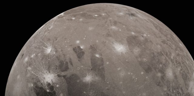 جدید ترین تصاویر منتشر شده از گانیمد بزرگ ترین قمر مشتری
