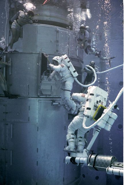 مراحل اولیه ساخت تلسکوپ فضایی هابل - تمرین فضانوردان در محیط شبیه سازی شده 
