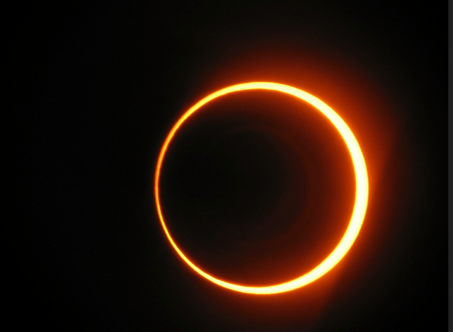  خورشید گرفتگی حلقوی در 3 اکتبر 2005 است. در نقطه میانی ، لبه خارجی خورشید در یک حلقه روشن در اطراف ماه ظاهر می شود.