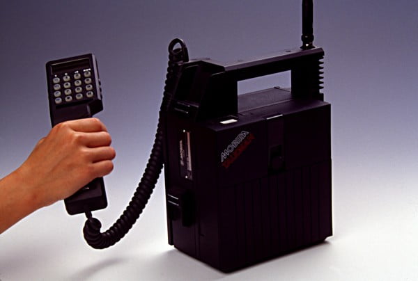  Mobira Talkman که به عنوان یکی از اولین تلفن های قابل حمل معرفی شد.