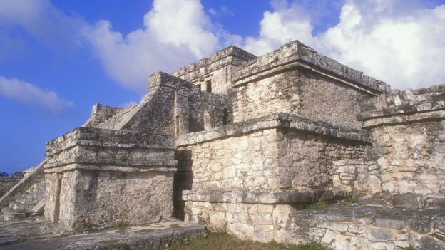 ال کاستیلو در ویرانه های به جا مانده از مایاها در Tulum Quintana Roo، مکزیک - 