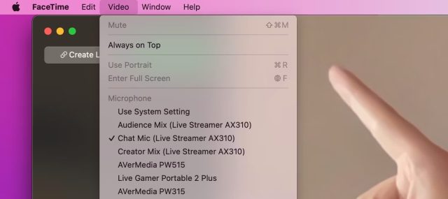 چگونه دوربین یا میکروفون FaceTime در مک را تغییر دهیم 1 مردی که به تنظیمات ویدیو در FaceTime اشاره می کند تا دستگاه هایی از جمله میکروفن، خروجی و ویدیو را تغییر دهد