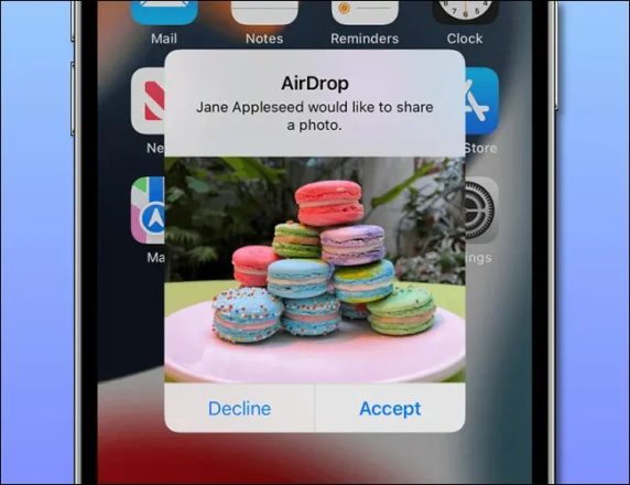منوی AirDrop 'Decline' یا 'Accept' که ظاهر می شود.