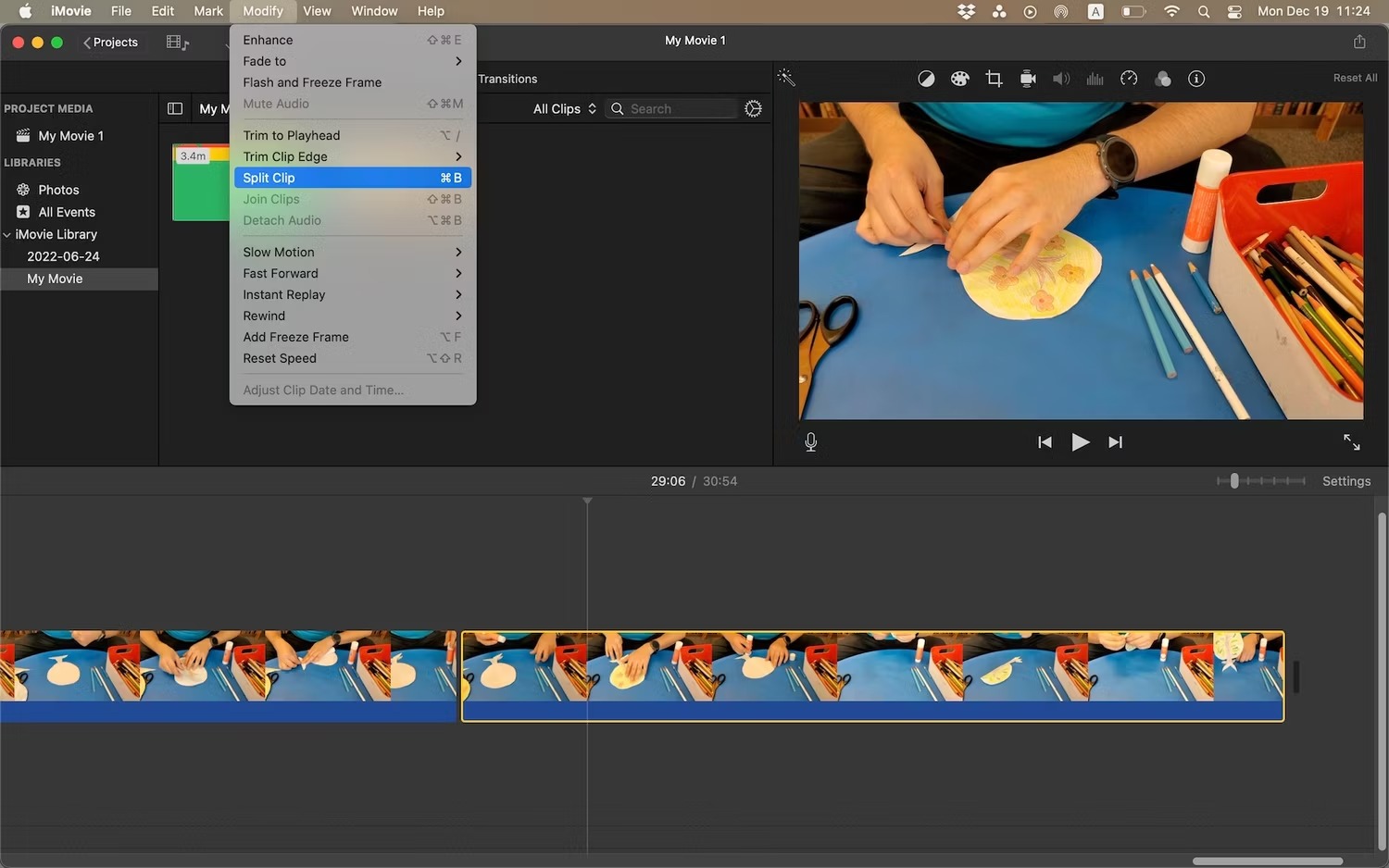 روش کاهش یا افزایش سرعت فیلم در iMovie مک 1 اسکرین شات که جدول زمانی iMovie و گزینه منوی تقسیم کلیپ را نشان می دهد