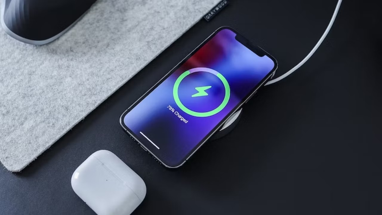 روش درست شارژ کردن آیفون 3 آیفون با شارژر MagSafe شارژ می شود