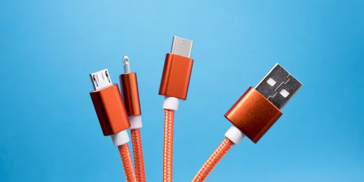 روش برطرف کردن هشدار Liquid Detected in Lightning Connector در آیفون 1 رعد و برق نارنجی و کابل usb در پس زمینه آبی