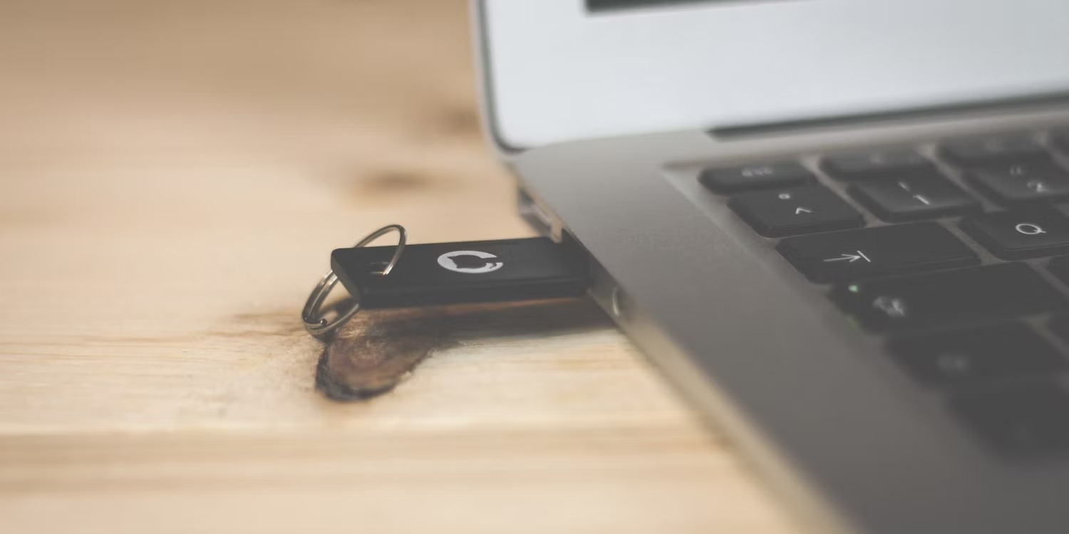 5 راه حل مشکل کار نکردن پورت USB-C در مک 1 درایو USB متصل به مک بوک