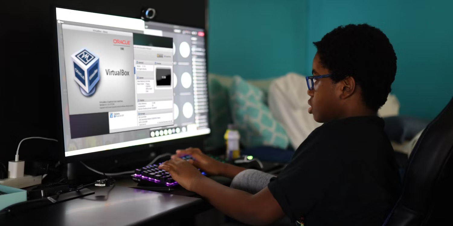 پسری که با یک ماشین مجازی مجازی روی کامپیوتر کار می کند