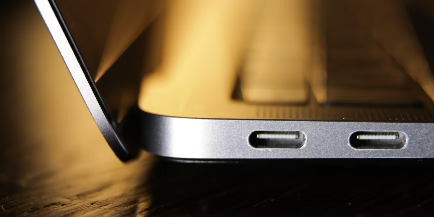 5 راه حل مشکل کار نکردن پورت USB-C در مک 2 نمای نزدیک از پورت های USB مک بوک