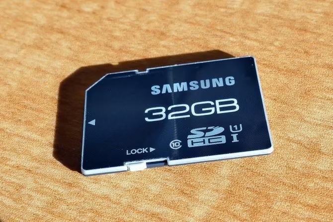 3 راه برداشتن قفل SD Card در ویندوز 11 1 سوئیچ قفل کارت SD