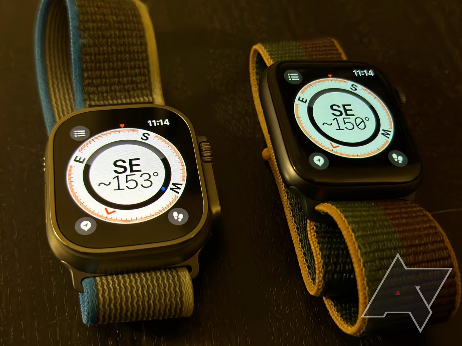 یک Apple Watch Ultra و Apple Watch Series 8 در کنار یکدیگر با یک صفحه ساعت