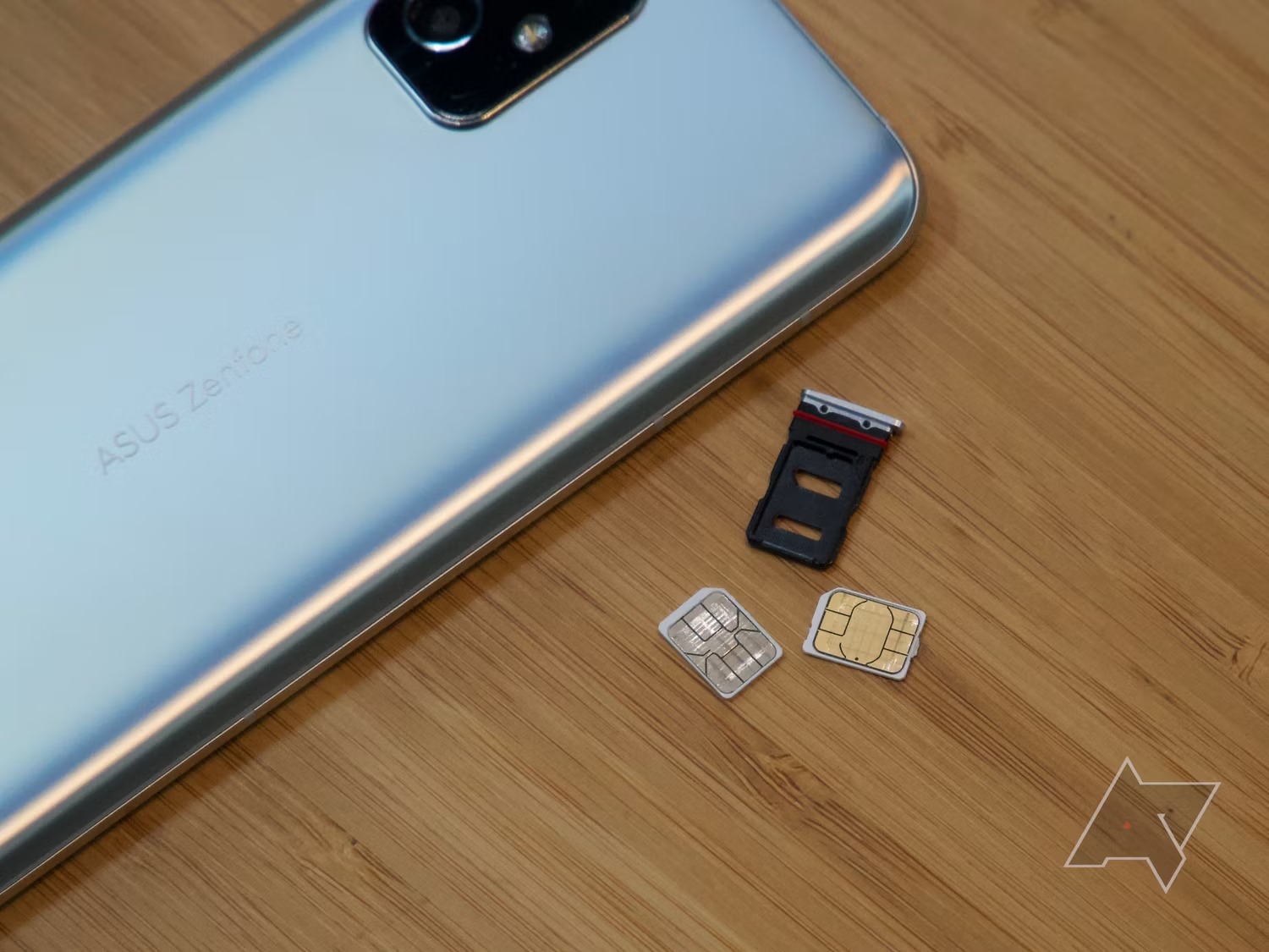 نحوه جفت کردن و استفاده از Apple Watch با گوشی اندروید 2 سیمکارتها در کنار سینی سیم که در کنار Zenfone 8 قرار دارند