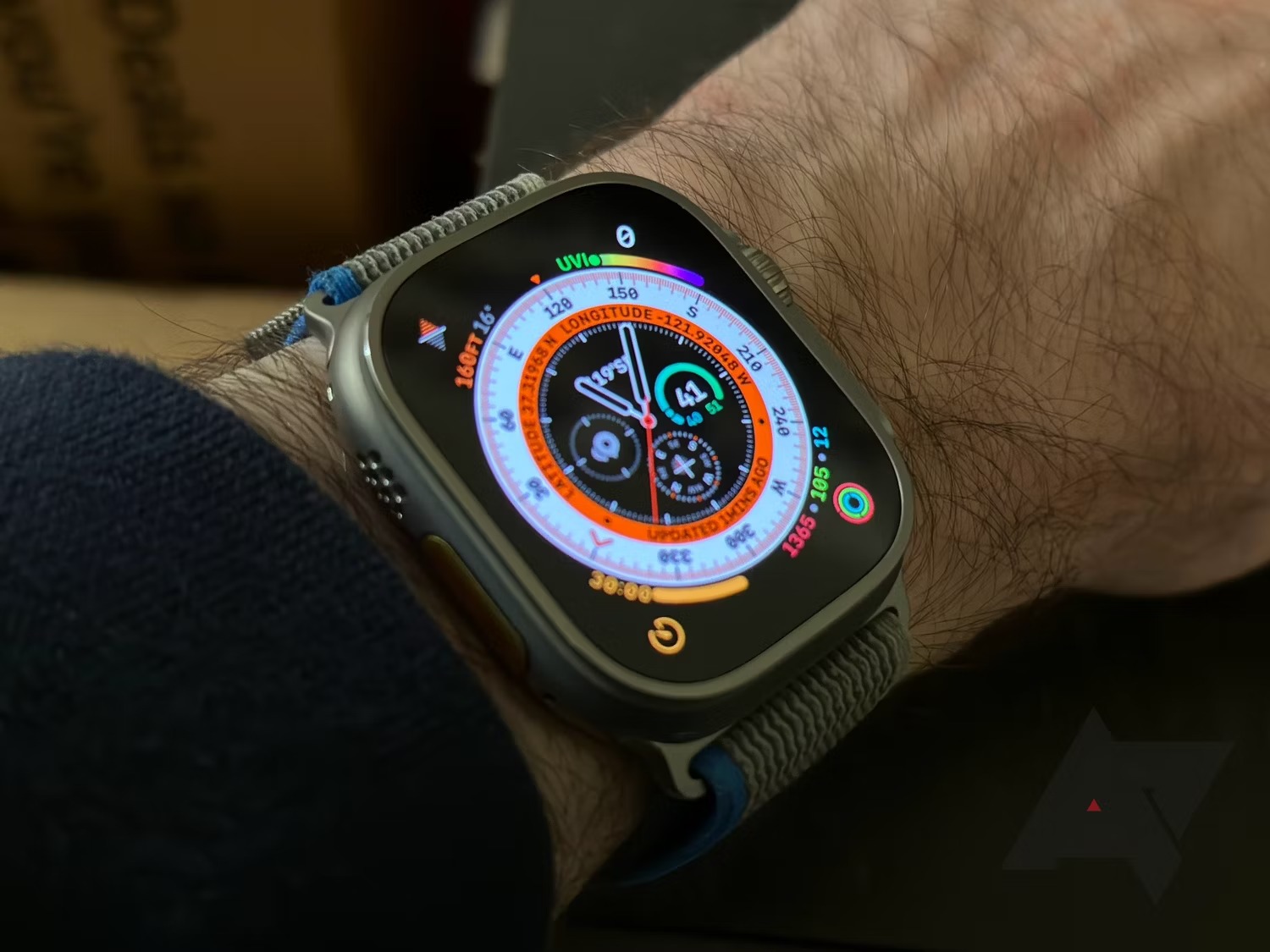 نحوه جفت کردن و استفاده از Apple Watch با گوشی اندروید 3 اپل واچ اولترا روی مچ دست با صفحه ساعت رنگارنگ خودنمایی می کند
