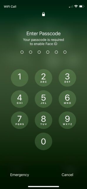 روش پیدا کردن Medical ID فرد در آیفون یا Apple Watch 1 قفل صفحه در آیفون که ورود رمز عبور را نشان می دهد