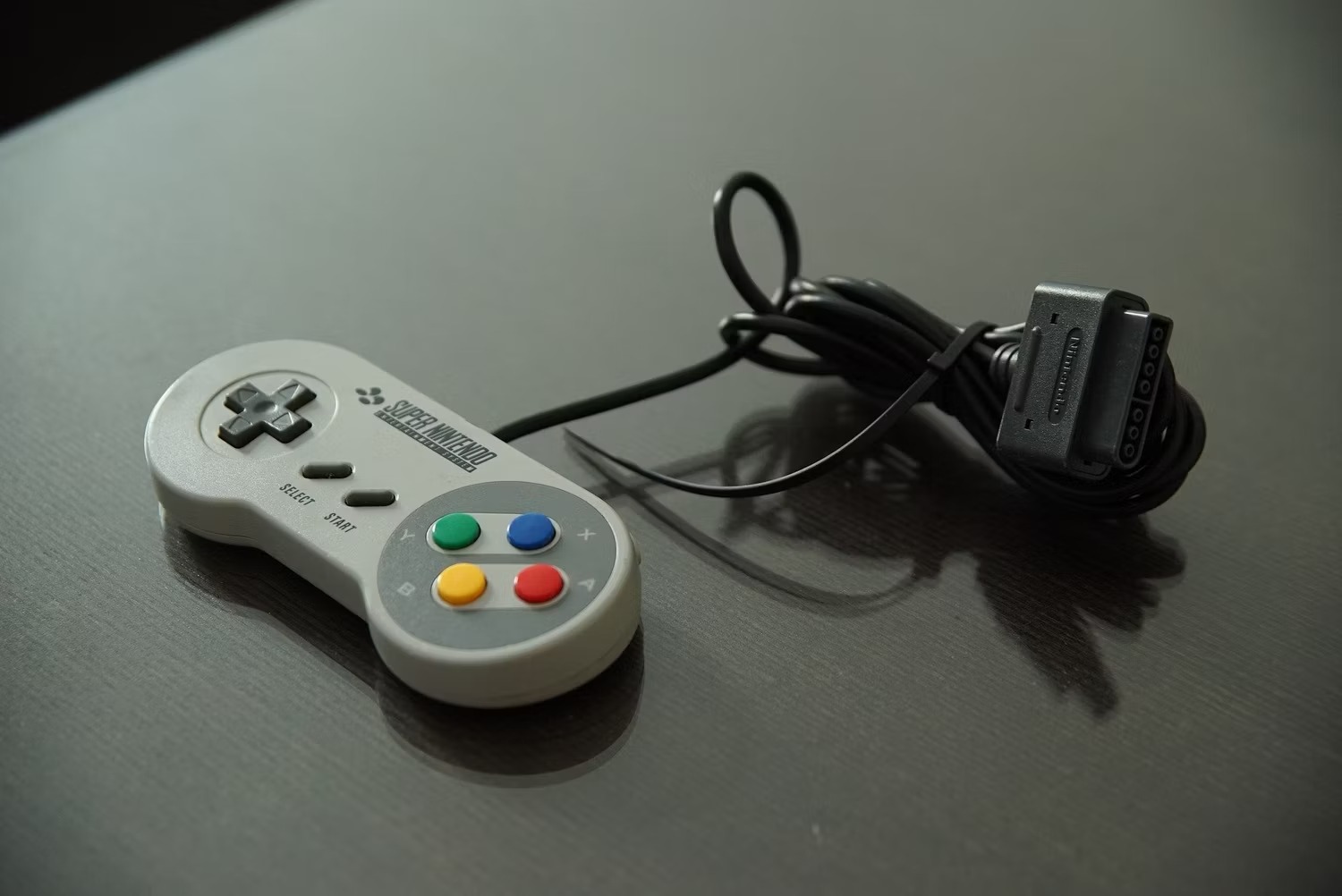 کنترلر SNES روی میز