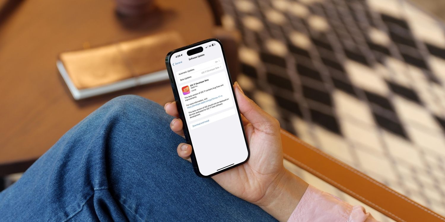 شخصی که سعی می کند نسخه بتای توسعه دهنده iOS 17 را نصب کند