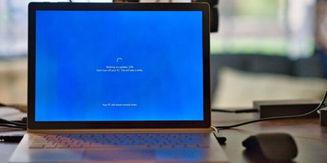 لپ تاپ ویندوز در حال نصب به روز رسانی
