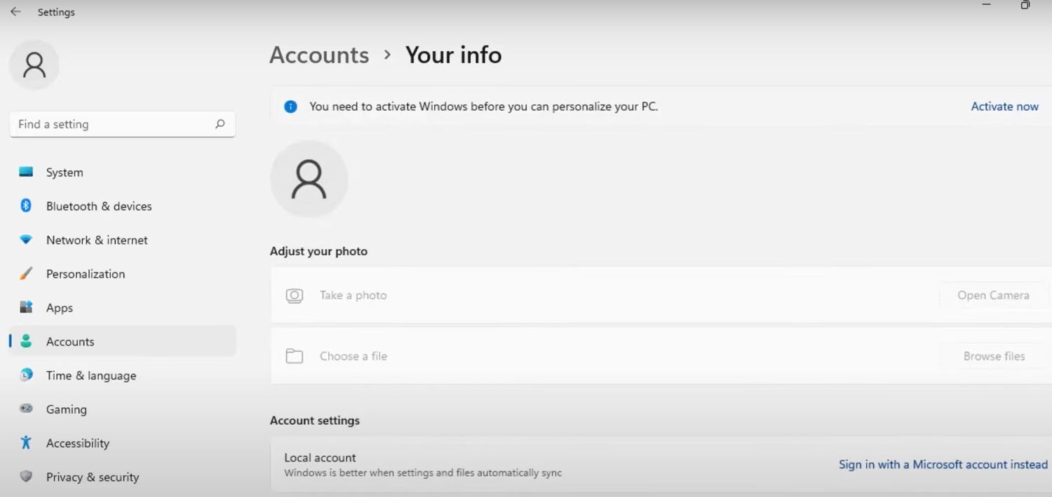 در برنامه تنظیمات ویندوز به جای ورود به سیستم با حساب مایکروسافت، روی Sign in With a Microsoft Account کلیک کنید