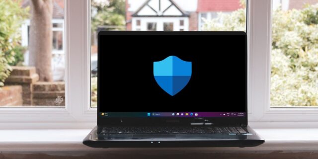 لوگوی Microsoft Defender روی صفحه لپ تاپ