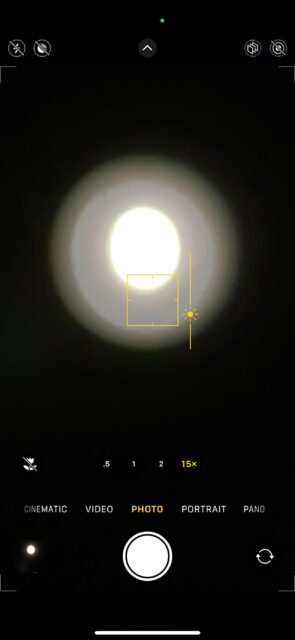 دوربین آیفون با زوم 10 برابر و تنظیمات نوردهی کم برای عکاسی از ماه تنظیم شده است