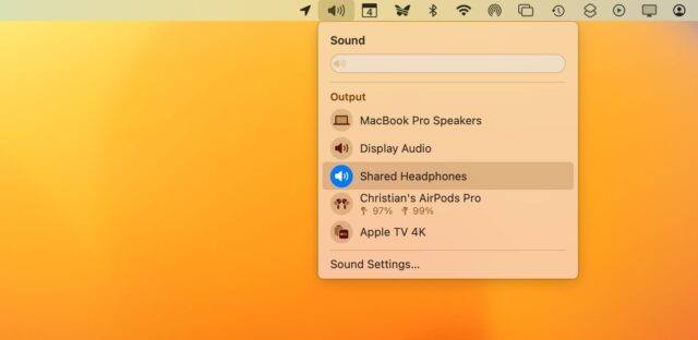 منوی میزان صدا در نوار منوی macOS، با خروجی صدای پیش‌فرض روی دو مجموعه هدفون مشترک تنظیم شده است.