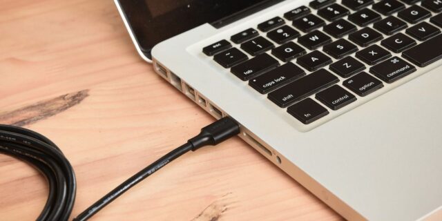 کابل USB به پورت USB لپ تاپ وصل شده است