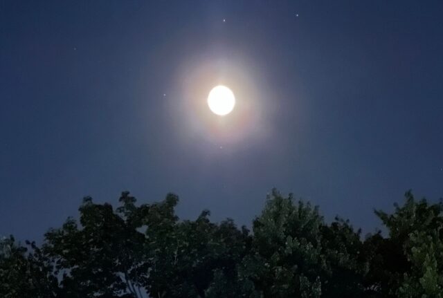 عکس ماه در آیفون با حالت شب گرفته شده است
