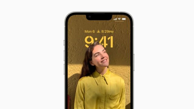 جلوه عمق صفحه قفل در iOS 16 که زنی را با ساعت پشت سرشان به نمایش می گذارد.