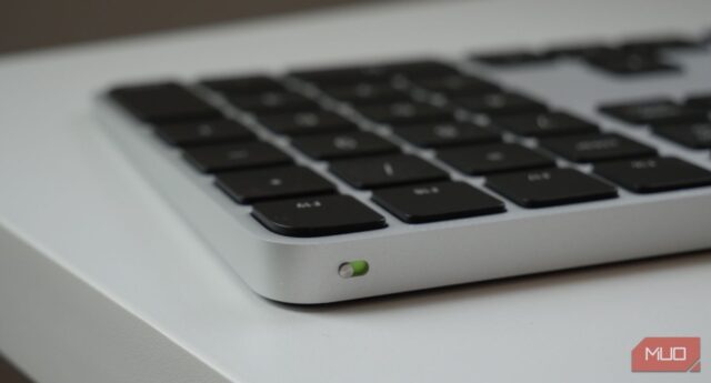 نحوه روشن کردن و اتصال Magic keyboard اپل به مک