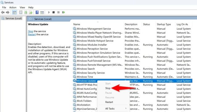 'توقف' برای 'Windows Update' در پنجره 'سرویس ها' برجسته شده است.