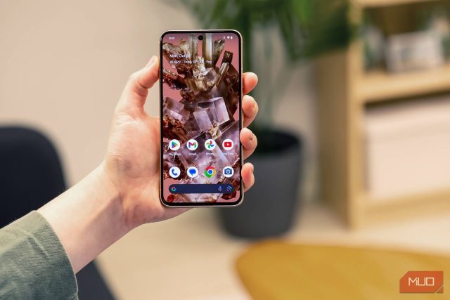شخصی که Google Pixel 8 را در صفحه اصلی در دست دارد