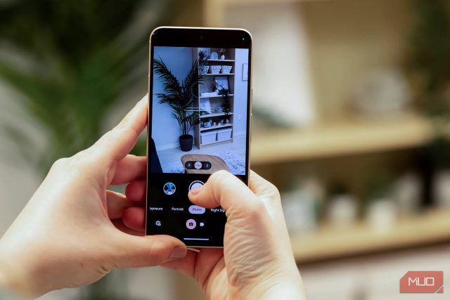 شخصی که با Google Pixel 8 عکس می گیرد