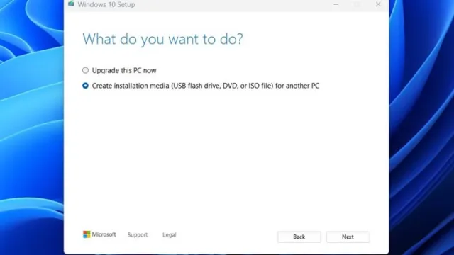 گزینه Create installation media for another PC را انتخاب کنید