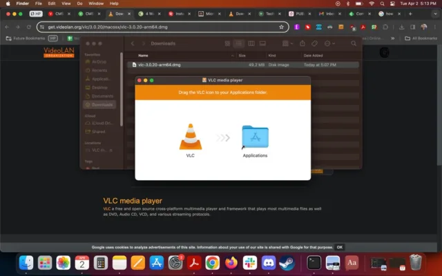 فایل را به پوشه برنامه‌ها (Applications) بکشید.