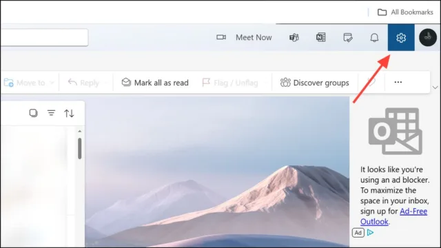 روی آیکون چرخ دنده در گوشه بالا سمت راست Outlook.com کلیک کنید و گزینه "View all Outlook settings" را انتخاب کنید.