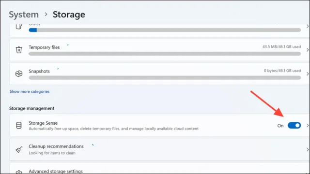 تنظیمات را باز کنید، به بخش System > Storage بروید و Storage Sense را فعال کنید، که به طور خودکار فایل‌های غیرضروری را حذف می‌کند.