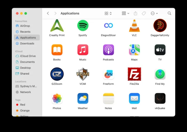 Finder را باز کنید و به پوشه Applications (/Applications) بروید.