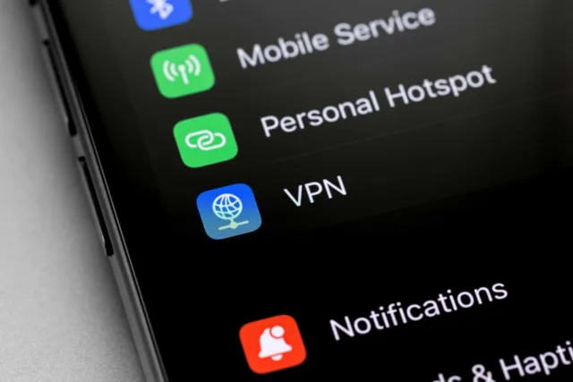 ستفاده از یک شبکه خصوصی مجازی (VPN) می‌تواند به بهبود سرعت اینترنت شما کمک کند
