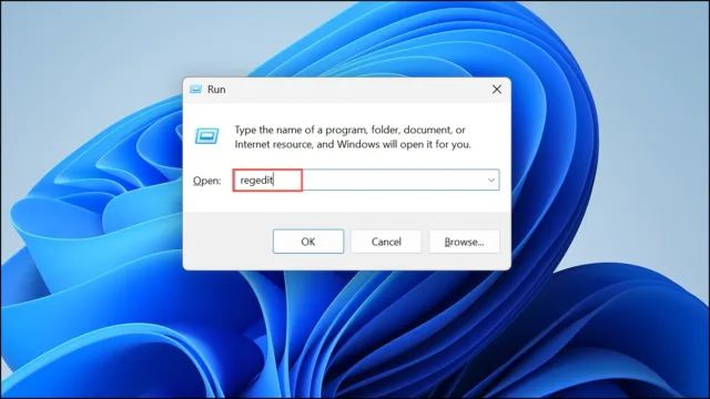 ویرایشگر رجیستری را باز کنید. برای این کار کلیدهای Win + R را فشار دهید تا کادر Run باز شود، سپس تایپ کنید regedit و Enter بزنید.