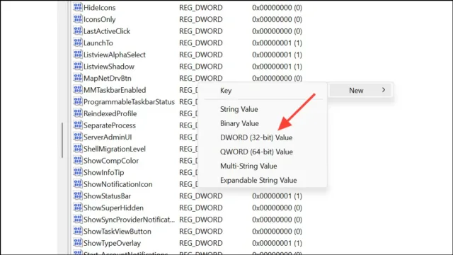 گزینه New > DWORD (32-bit) Value را انتخاب کرده و نام آن را ShowClockInNotificationCenter بگذارید