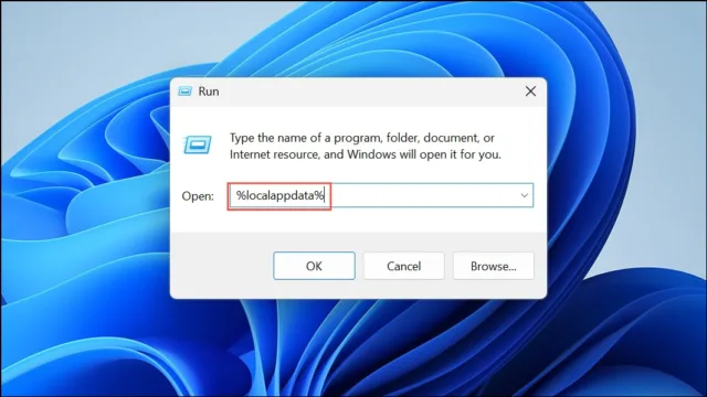 کلید ویندوز + R را فشار دهید تا پنجره Run باز شود. سپس تایپ کنید:
%localappdata%