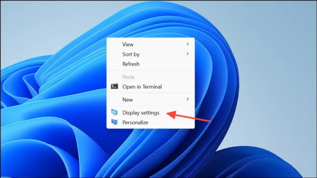 روی یک فضای خالی از دسکتاپ راست‌کلیک کرده و از منوی بازشده گزینه‌ی Display settings (تنظیمات نمایش) را انتخاب کنید