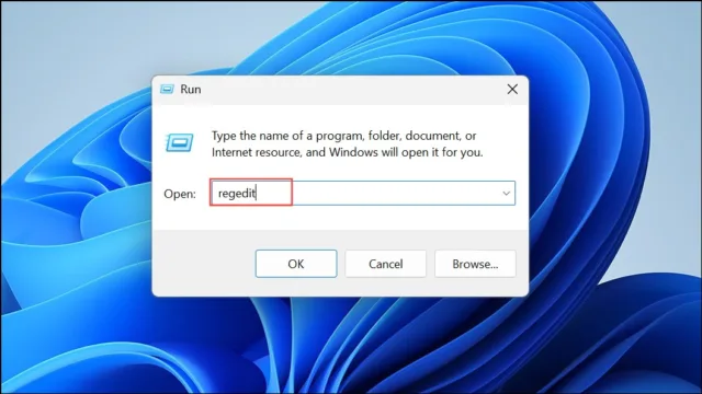 با فشردن کلیدهای Windows + R، پنجره‌ی Run را باز کنید. عبارت regedit را تایپ کرده و Enter بزنید