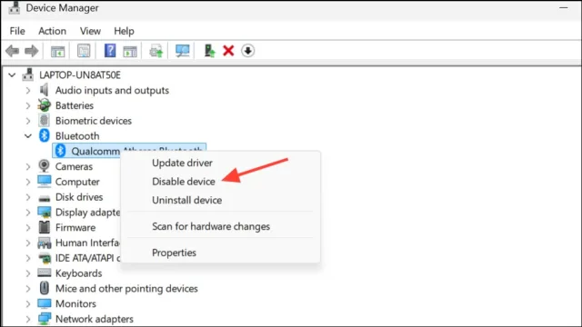 به Device Manager بروید، بخش Bluetooth را باز کنید، روی آداپتور داخلی راست‌کلیک کرده و گزینه Disable device را انتخاب کنید