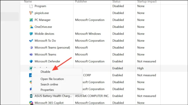 وقتی Task Manager باز شد، روی تمام برنامه‌های غیرضروری کلیک راست کرده و گزینه Disable (غیرفعال کردن) را انتخاب کنید
