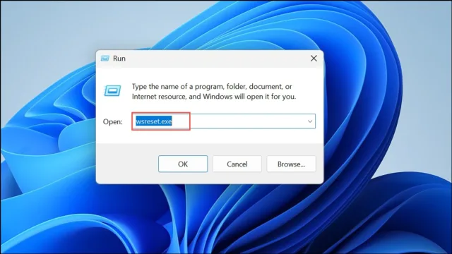 کلیدهای Win + R را فشار دهید تا پنجره Run باز شود. سپس عبارت wsreset.exe را تایپ کرده و Enter بزنید.