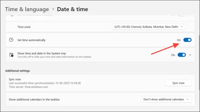 گزینه‌های Set time automatically و Set time zone automatically فعال هستند. اگر فعال نیستند، آن‌ها را روشن کنید